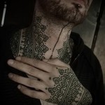 шарки в татуировка на врата на мъж - снимка