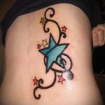 модел в татуировка на корема на жена - пример за снимка