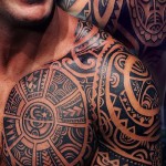 шарки на гръдната кост на човек - пример за татуировка на снимката