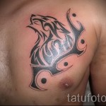 вълк и шарки в татуировка на гърдите - снимка