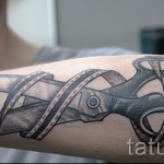 tatouage sur ses modèles masculins de l'avant -bras - примерна снимка pour la selection de 28022016 2