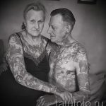 pár idős korban tetoválással