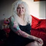 Es sieht aus wie eine Tätowierung in seinem Alter - ein Beispiel für ein Foto 01082016 1