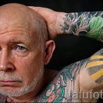 menő nagyapa színes tetoválásokkal - fotó