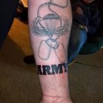 татуировка на купол с парашут във въздуха - снимка пример татуировка 4160 tatufoto.ru