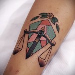 Mérleg tetoválás a karján - Fotó példa a 13122015 számra 1