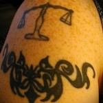 Mérleg tetoválás a karján - Fotó példa a 13122015 számra 4