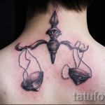 Mérleg tetoválás a hátán - fényképes példa a 13122015 1 számra