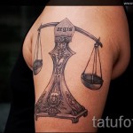 Mérleg tetoválás a karon - fotó példa 13122015 13. szám