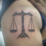 Mérleg tetoválás a karon - fotó példa 13122015 16. szám