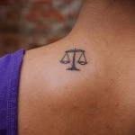 Mérleg tetoválás a nyakon - fotó példa 13122015 -ből, 1. sz