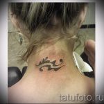 Vízöntő tetoválás a nyakon - fotó - példa a kész tetoválásra 01082016 1156 tatufoto.ru