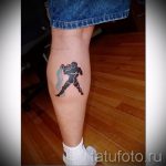 Vízöntő szimbólum tetoválás az ember borján - fotó