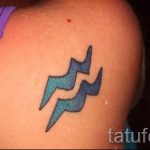 Vízöntő szimbólum tetoválás - fotó - példa a kész tetoválásra 01082016 4072 tatufoto.ru