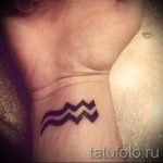 Vízöntő tetoválás a csuklón - fotó - példa a kész tetoválásra 01082016 1122 tatufoto.ru