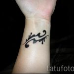 Vízöntő tetoválás a csuklón - fotó - egy példa a kész tetoválásra a 01082016 2123 -ból tatufoto.ru