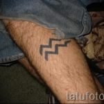 Vízöntő tetoválás a lábán a srác számára