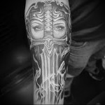 tetováló harcos karddal