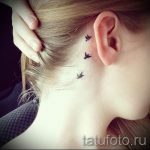 madártetoválás a fül mögött 1