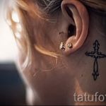kereszt tetoválás a fül mögött - fotók a kész tetoválásokról 1
