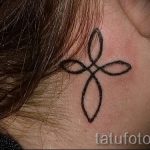 kereszt tetoválás a fül mögött - fotók a kész tetoválásról 2