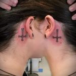 Cross Tattoo hinter dem Ohr - Fotos von fertigen Tätowierungen Optionen 1