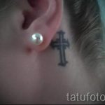 Cross Tattoo hinter dem Ohr - Fotos von fertigen Tätowierungen Optionen 2