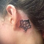 korona tetoválás a fül mögött 1