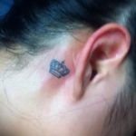 korona tetoválás a fül mögött 2