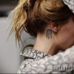 Dreamcatcher tetoválás a fül mögött - fotók a kész tetoválásról 2
