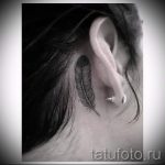 Feder Tattoo hinter dem Ohr - Fotos von fertigen Tätowierungen Optionen 1