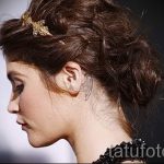 Flügel Tattoo hinter dem Ohr - Fotos von fertigen Tätowierungen Optionen 1