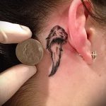 Flügel Tattoo hinter dem Ohr - Fotos von fertigen Tätowierungen Optionen 2