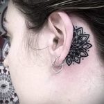 henna tetoválás a fül mögött 1