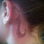 henna tetoválás a fül mögött 2