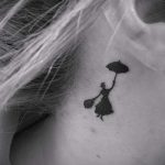 henna tetoválás a fül mögött 4