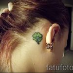 Klee Tattoo hinter dem Ohr - Fotos von fertigen Tätowierungen Optionen 1