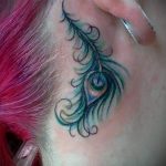 plume tatouage derrière l'oreille - les photos de tatouages ​​options de finis 1