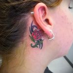 rózsás tetoválás a fül mögött 3