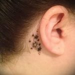 csillag tetoválás a fül mögött 7