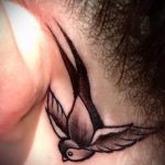 lenyelni a tetoválást a fül mögött 1