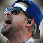 tatouage derrière l'oreille pour les hommes - les photos de tatouages ​​options de finis 1