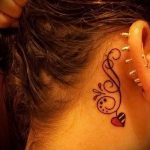tetoválás a fül mögött a lányoknak - képek a kész tetoválásról 2