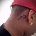 Tattoo hinter dem Ohr für Männer - Fotos von Tätowierungen Optionen abgeschlossen 1