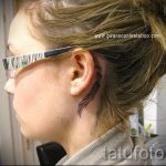 szárny tetoválás a fül mögött - fényképek a kész tetoválásokról 1