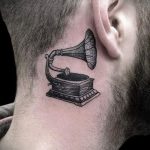 a férfiak fültetoválása mögött - fényképek a kész tetoválási lehetőségekről 3