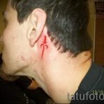 a férfiak fülének tetoválása mögött - fényképek a kész tetoválási lehetőségekről 7