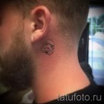 a férfiak fülének tetoválása mögött - fényképek a kész tetoválások lehetőségeiről 10
