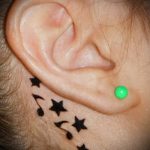 csillag tetoválás a fül mögött - fotók a kész tetoválások lehetőségeiről 5