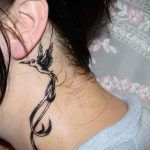 kolibri tetoválás a fül mögött - fotók a kész tetoválási lehetőségekről 4